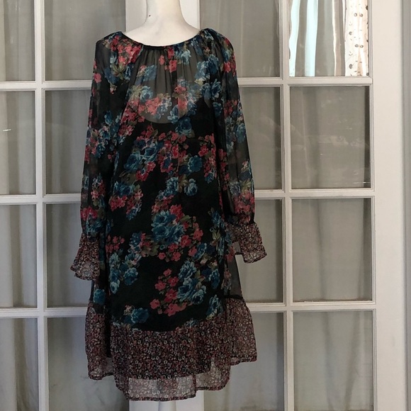 Floral black dress with ruffle. - Picture 3 of 9